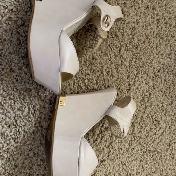 Beige & gold Wedges - Picture 4 of 5